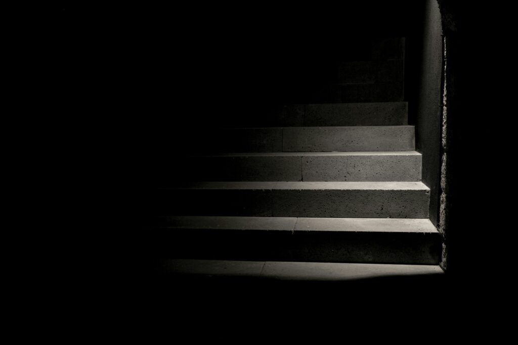 暗がりの階段