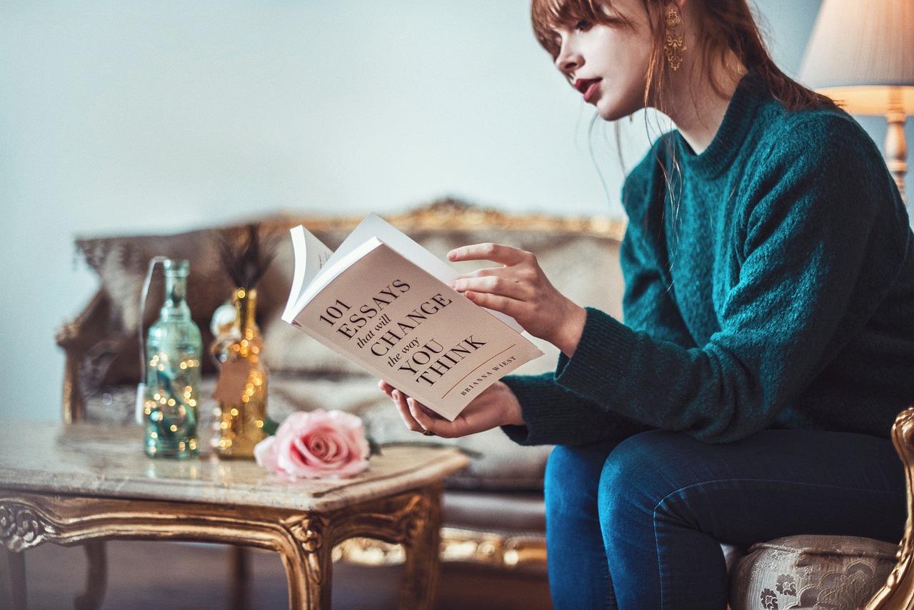 図書館で本を読みながら考える女性