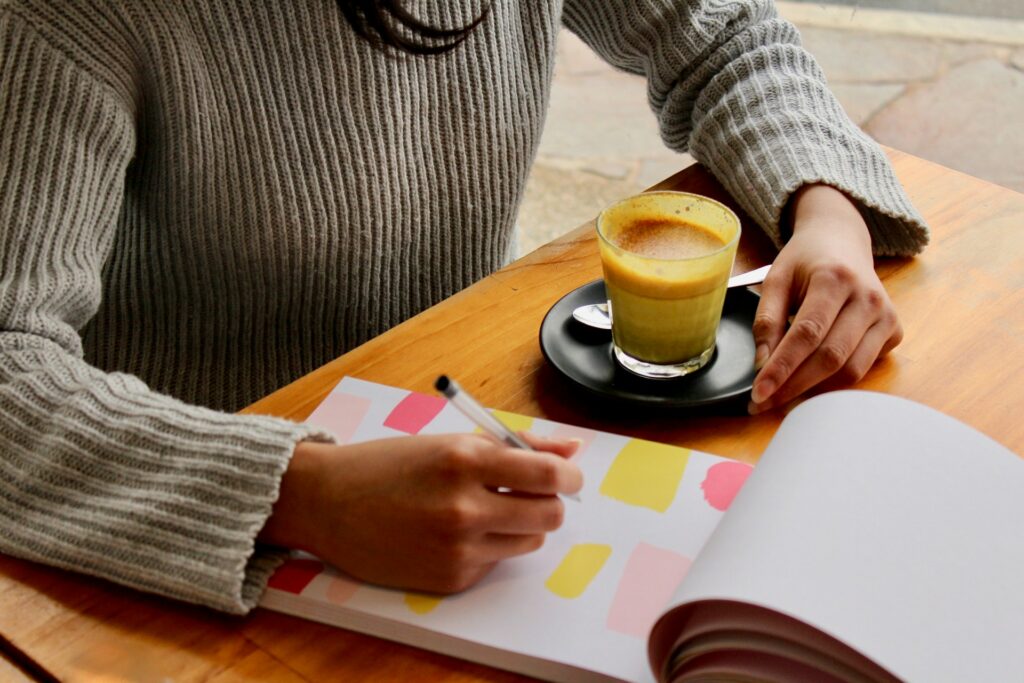 コーヒーを飲みながら、分類する女性