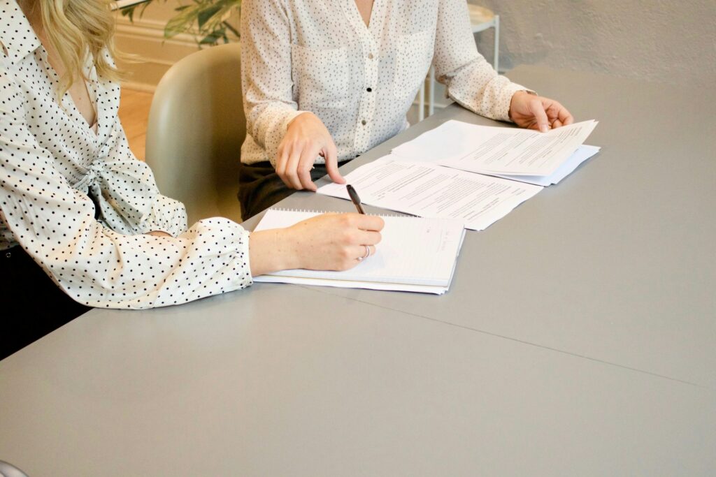 資料を手に相談する二人の女性