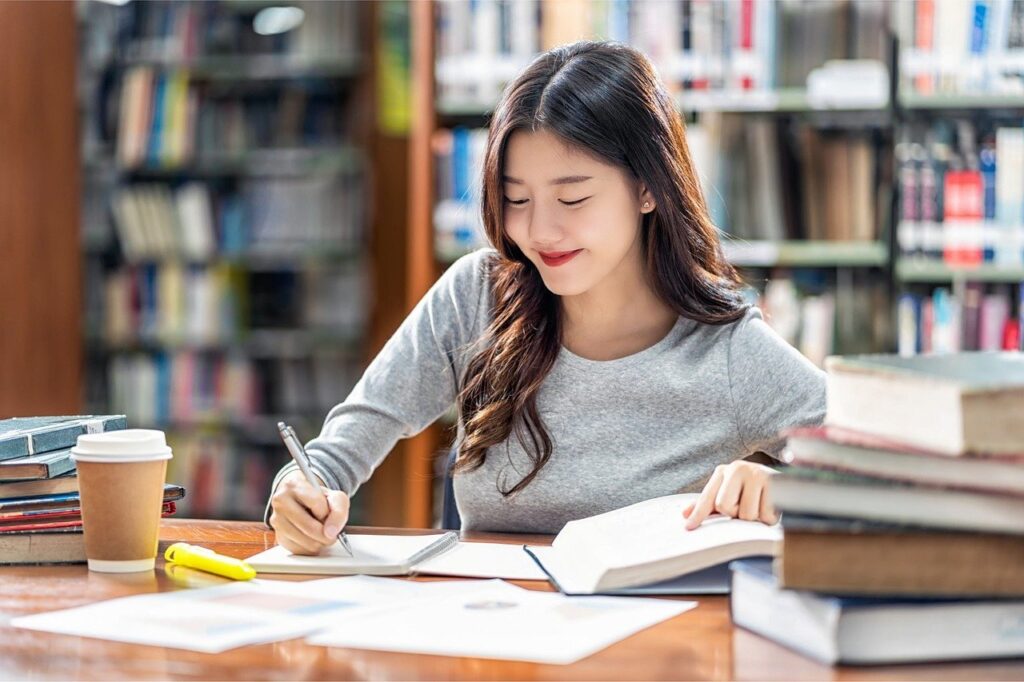 図書館で勉強する女性