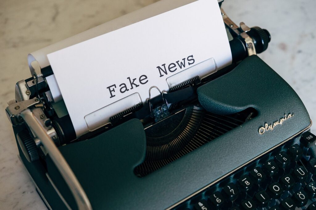 Fake Newsとタイプされた用紙