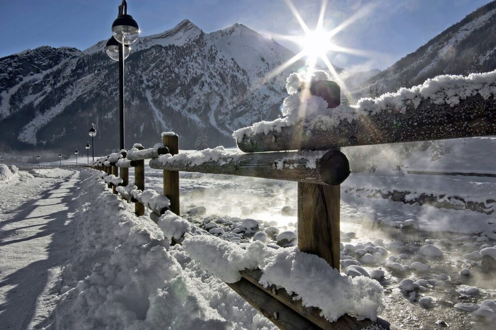 雪山からの朝日