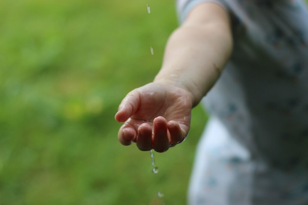 手に落ちる水の滴り