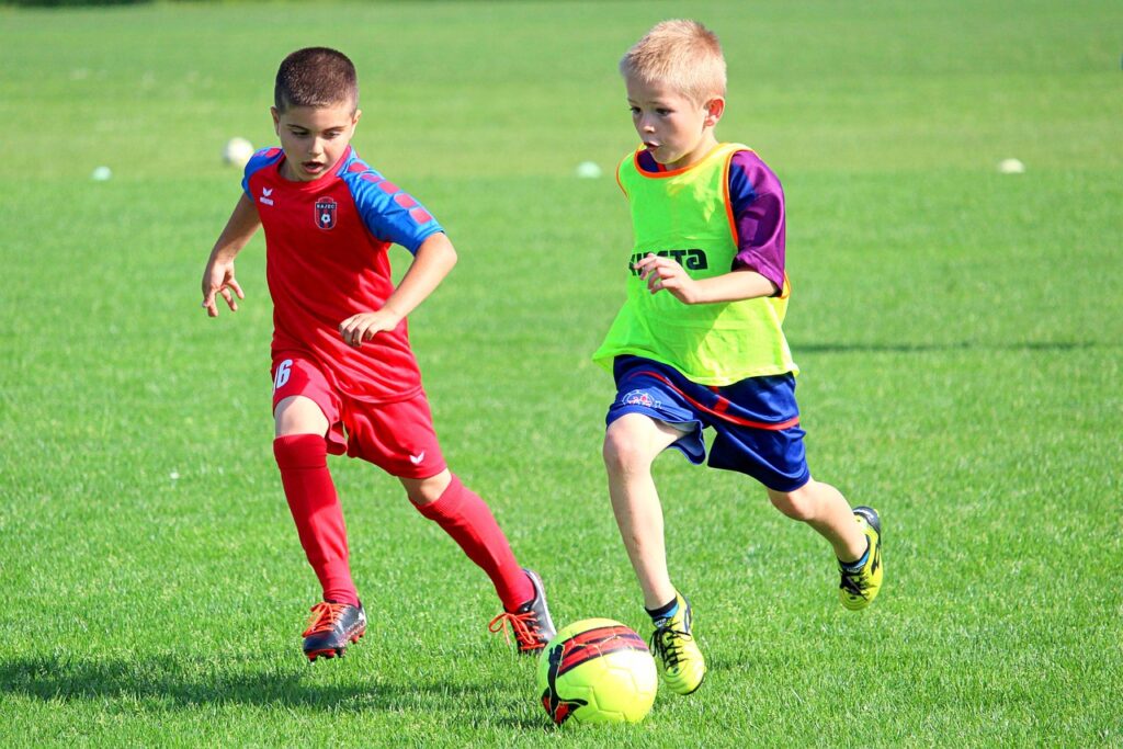 サッカーをする子どもたち