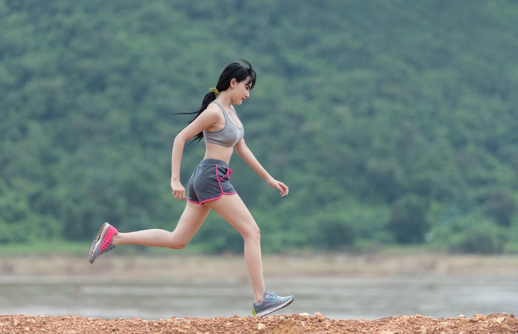 走る女性